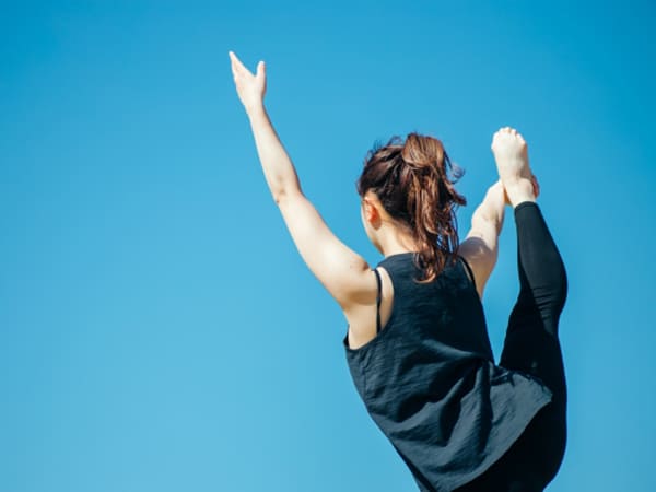 開脚ストレッチをする女性